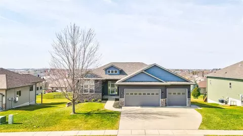 1655 Silver Maple Trl, North Liberty, IA 52317