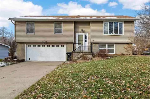 1476 Valley View Dr, Coralville, IA 52241