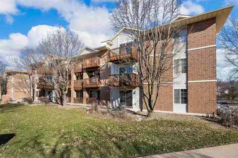 426 W Side Dr, Iowacity, IA 52246