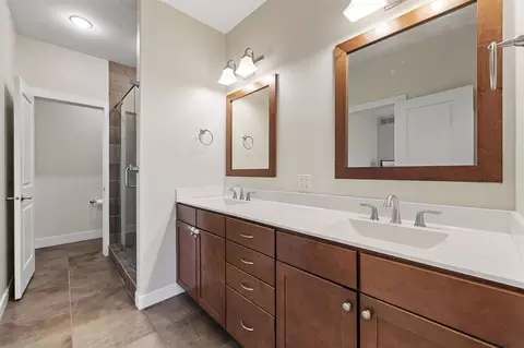 Bath - 1900 Meadow Pl, Ely, IA 52227 photo 1 of 6