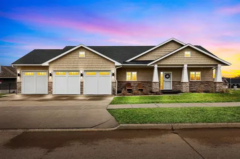 1900 Meadow Pl, Ely, IA 52227