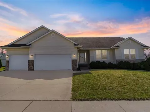703 Viking Dr, Solon, IA 52333