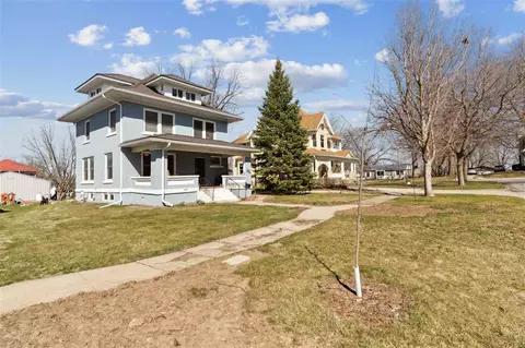 548 E 4th St, Tipton, IA 52772 photo 2