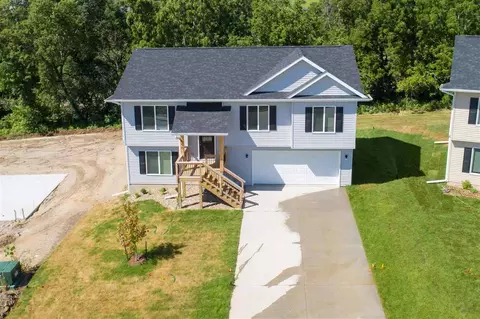 898 Summit Ct, Coralville, IA 52241
