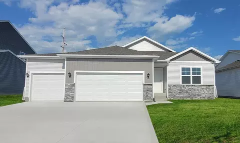 7514 Crossroads Dr SW, Cedar Rapids, IA 52404