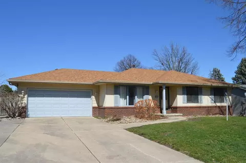 9513 Dennis Dr, Urbandale, IA 50322