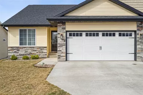 909 Hillside Dr, Tiffin, IA 52340