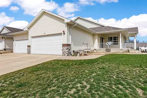 3715 Stoney Point Rd SW, Cedar Rapids, IA 52404