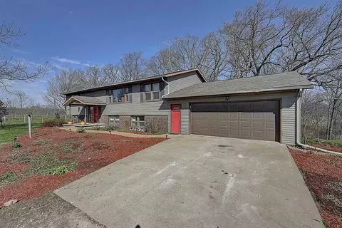 19481 V Ave, Columbus Junction, IA 52738