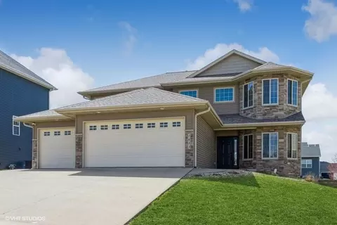 1653 Lake Shore Dr, Iowa City, IA 52246