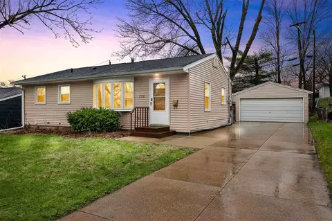 252 Jacolyn Dr NW, Cedar Rapids, IA 52405