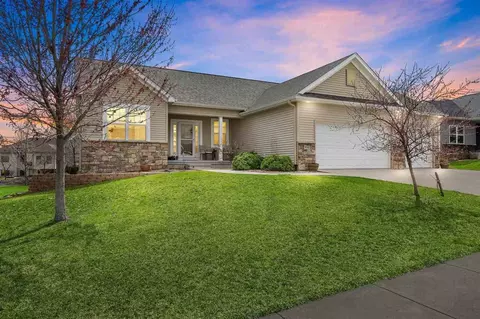 950 Pheasant Ln, North Liberty, IA 52317