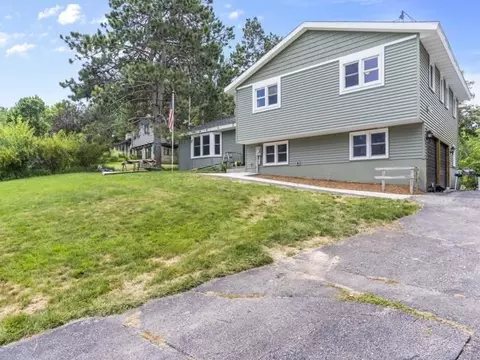 1704 Oak Lake Park Rd, Coralville, IA 52241