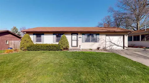 1914 Grantwood St, Iowa City, IA 52240
