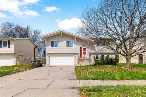 2916 Bradford Dr, Iowa City, IA 52240