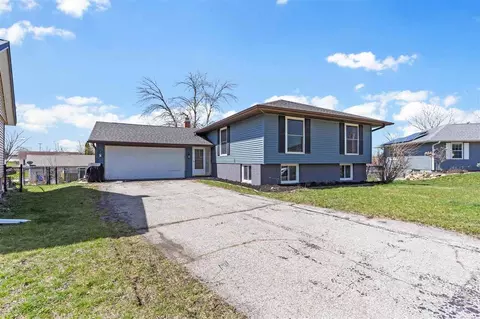 1633 Parkwood Ln NE, Cedar Rapids, IA 52402