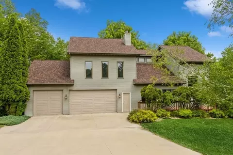 1622 Trishia Ct, Swisher, IA 52338