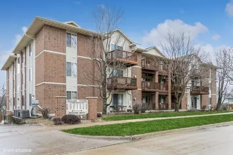 424 W Side Dr, Iowacity, IA 52246