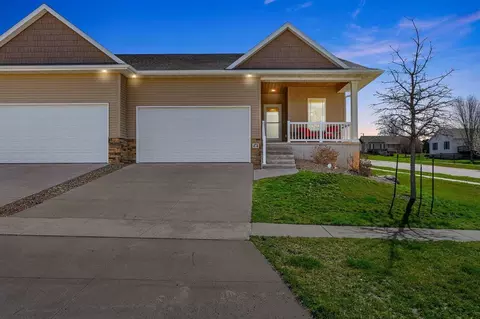 474 Ridgeview Dr, Fairfax, IA 52228