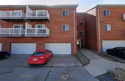 211 Woodside Dr, Iowa City, IA 52246