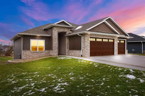 606 Rolling Hills Dr, Tiffin, IA 52340