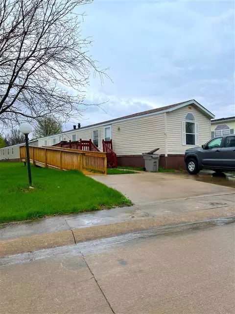 737 Bay Ridge Dr, Iowa City, IA 52246