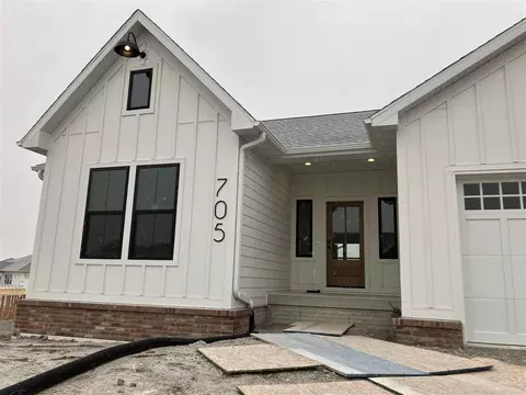 705 Lakeview Ct, Tiffin, IA 52340