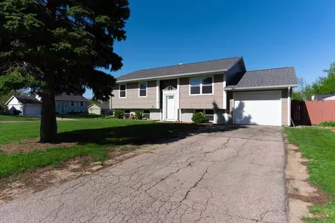 6501 Asbury Ln NE, Cedar Rapids, IA 52402