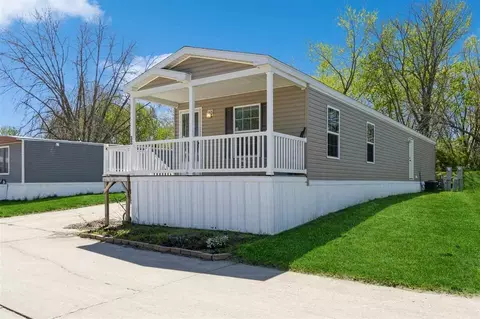33 East St, Tiffin, IA 52340