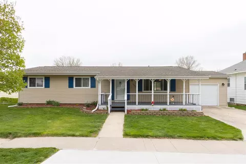 207 E Center St, Oxford, IA 52322