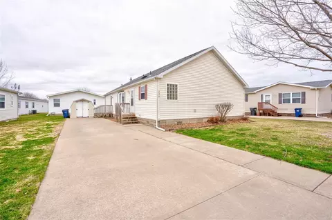 325 Palomino Ct, Iowa City, IA 52240