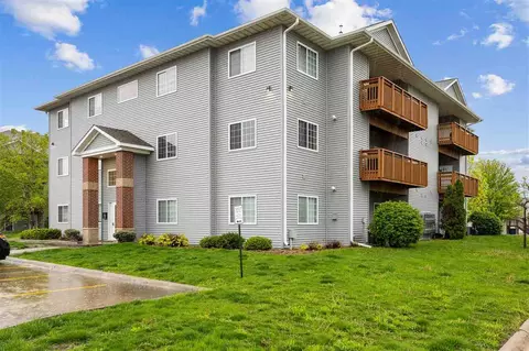 2270 W Lake Rd, North Liberty, IA 52317