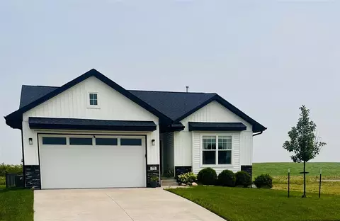 72 Huntington Dr, Iowa City, IA 52245