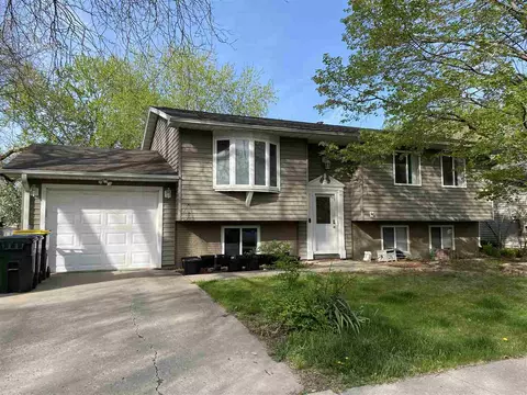 1740 Dover St, Iowa City, IA 52240