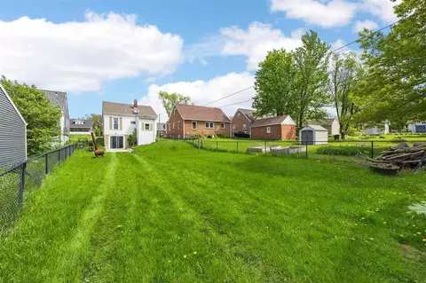 Exterior - 327 36th St NE, Cedar Rapids, IA 52402 photo 4 of 5