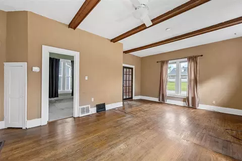 Living - 327 36th St NE, Cedar Rapids, IA 52402 photo 3 of 4