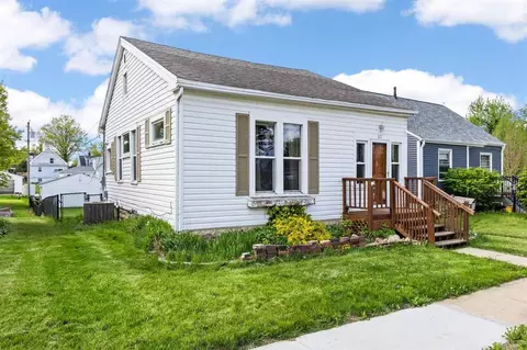 Exterior - 327 36th St NE, Cedar Rapids, IA 52402 photo 3 of 5