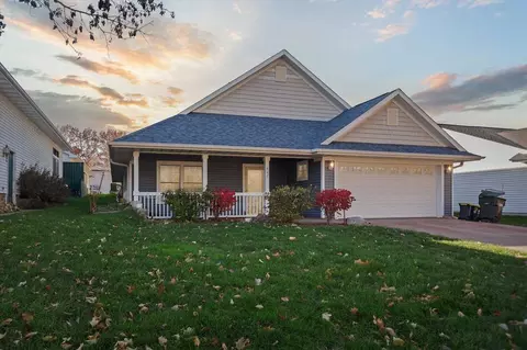 842 Longfellow Ct, Iowa City, IA 52240