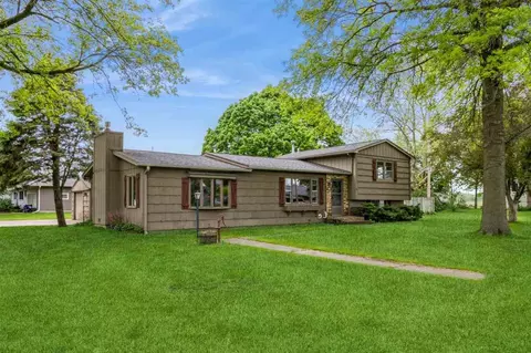 303 2nd St, Hills, IA 52235