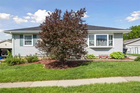 2414 Lori Dr SW, Cedar Rapids, IA 52404