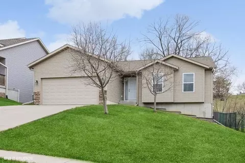 812 10th Avenue Pl, Coralville, IA 52241