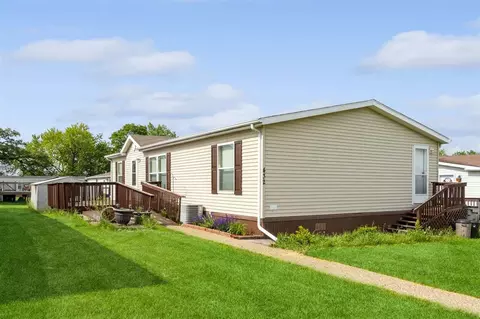 432 Waterway Dr, Iowa City, IA 52246