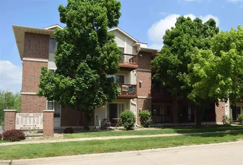 406 W Side Dr, Iowacity, IA 52246