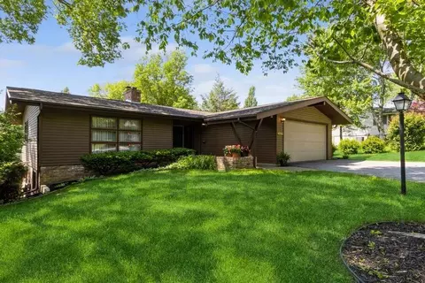 1917 Ridgeway Dr, Iowa City, IA 52245