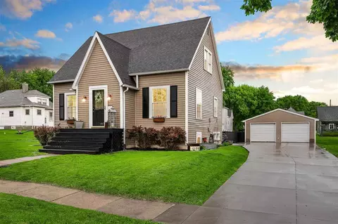 1106 7th St, Grundy Center, IA 50638