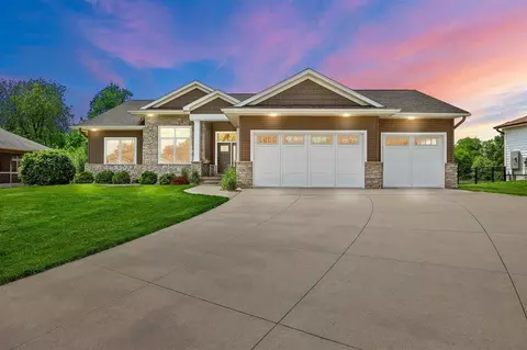 1077 Tamarack Trl, Iowa City, IA 52245