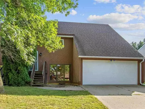 2203 Plaen View Dr, Iowa City, IA 52246