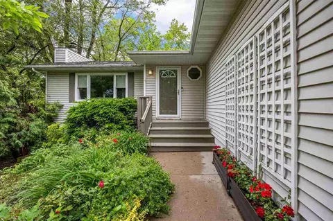 1123 Village Farm Ct, Iowa City, IA 52240