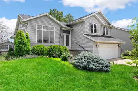 815 Saint Andrews Dr, North Liberty, IA 52317