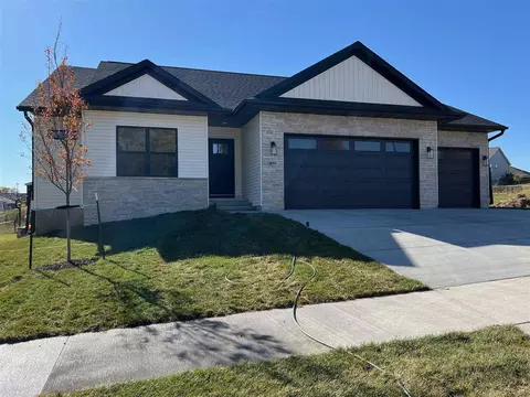 808 Prairie View Dr, West Branch, IA 52358
